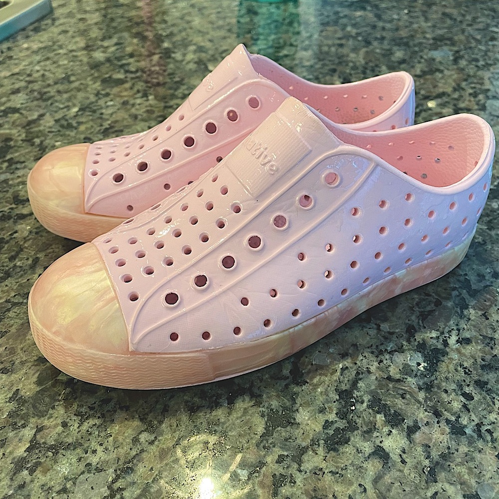 Girls Native Jefferson shoes, size 1